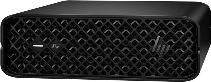 Na obrázku je kompaktní stolní počítač HP Z2 Mini G1i v černém provedení. Je zachycený zepředu a mírně z boku, má nízké široké tělo se zaoblenými rohy a celé čelo kryje výrazná mřížka s hustým geometrickým vzorem. Vlevo jsou dva malé ovládací prvky a vpravo logo HP.