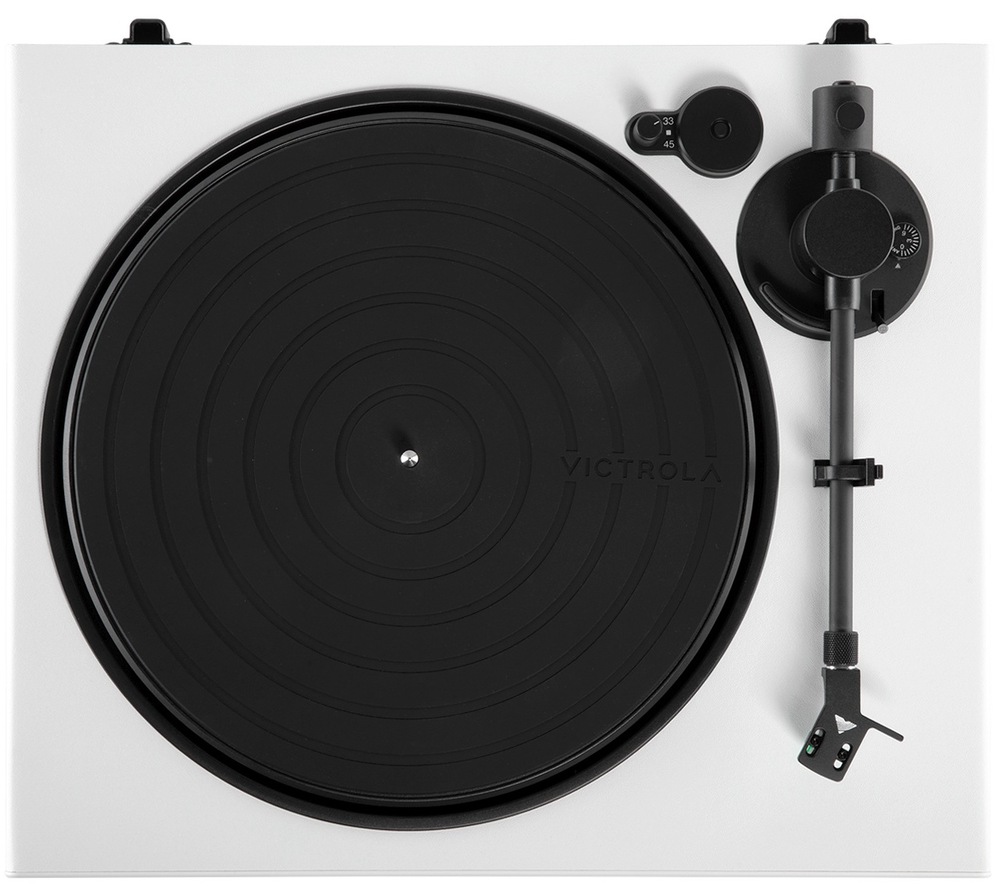 Detail horní desky bílého gramofonu Victrola VPT-1520 Wave s hliníkovým talířem, přepínačem rychlosti 33 a 45 RPM a raménkem