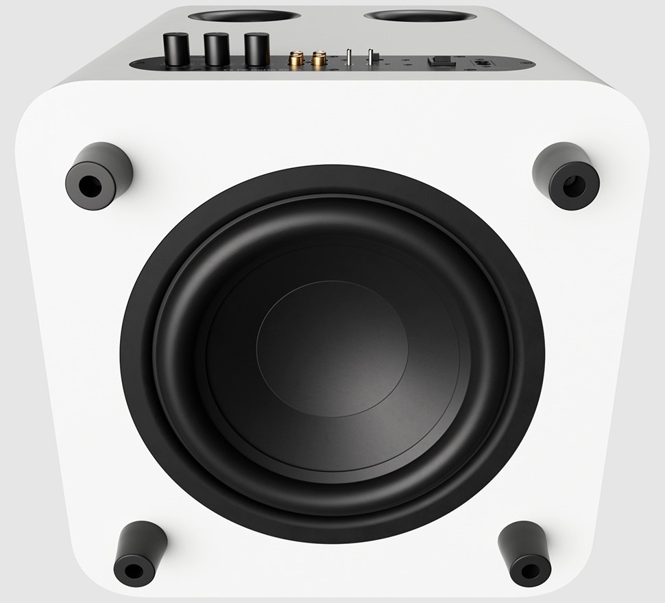 Pohled zespodu na Subwoofer Fosi Audio SW10, vidíme i vstupy a výstupy zařízení.
