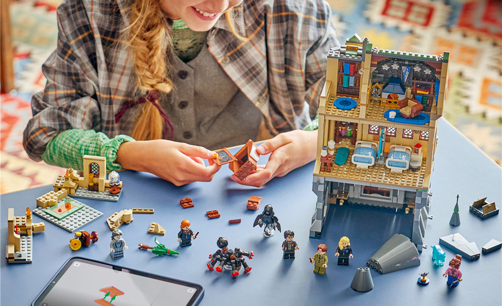 Stavebnice LEGO® Harry Potter™ 76463 Bradavický hrad: Křídlo s ošetřovnou Interiér hradu ukrývá učebnu obrany proti černé magii, ošetřovnu a havraspárskou společenskou místnost.