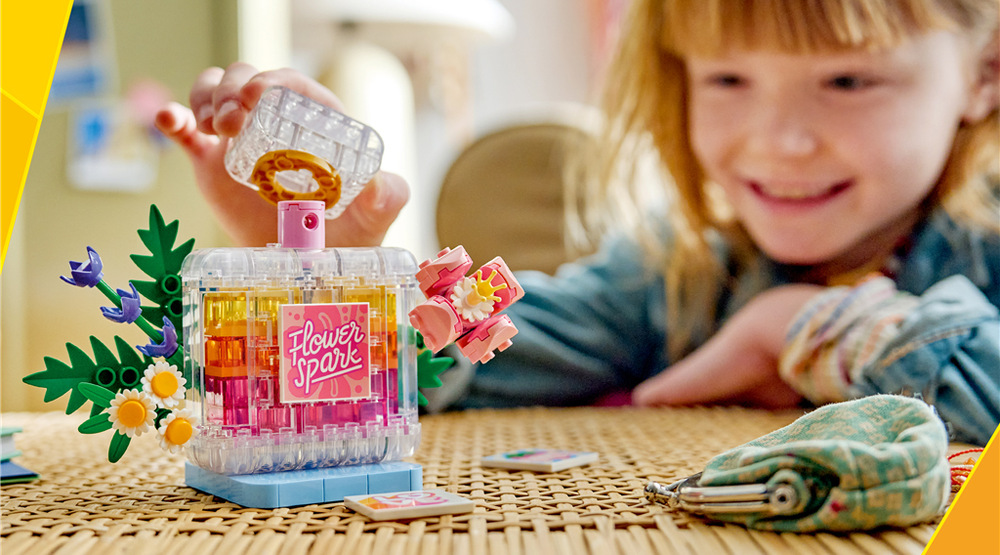 Stavebnice LEGO® Creator 3 v 1 31383 Parfém s ozdobnými květinami Flakon parfému, váza i smoothie nabízejí tři různé podoby modelu, které děti mohou postupně přestavovat.