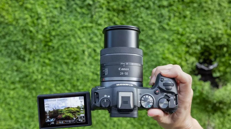 Digitální fotoaparát Canon EOS R8 + RF 24-50 mm f/4.5-6.3 IS STM černý
