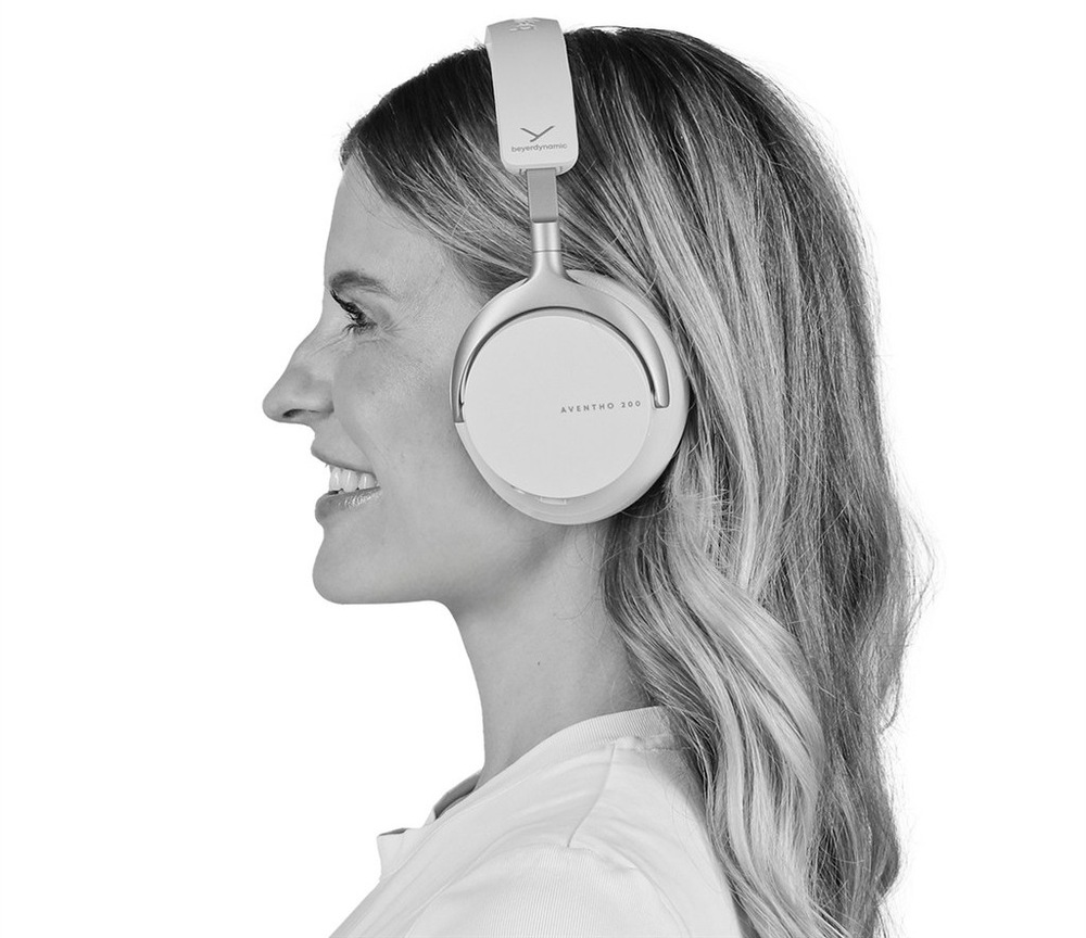 Žena má na hlavě sluchátka Beyerdynamic AVENTHO 200 Bluetooth Over-Ear