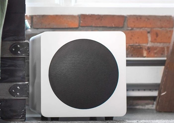Subwoofer Kanto SUB8 i přes kompaktní rozměry nabízí působivý výkon, který si zamilujete od prvního poslechu.