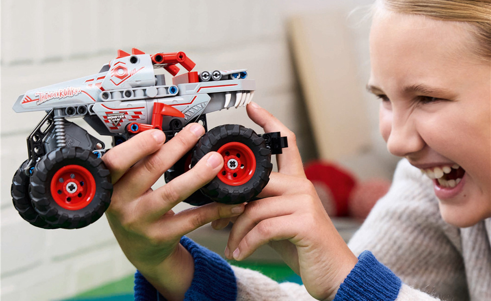 Stavebnice LEGO® Technic 42200 Monster Jam™ ThunderROARus™ s natahovacím motorem Aplikace LEGO Builder usnadňuje stavění díky digitálnímu 3D návodu a sledování jednotlivých kroků.