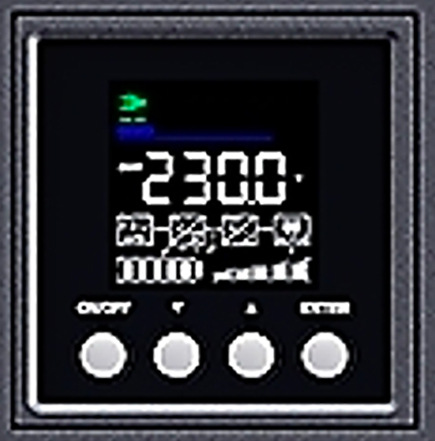 Záložní zdroj CyberPower OnLine S 3000VA/2700W, Tower černý Detail displeje záložního zdroje CyberPower. Na černém LCD panelu je velké číslo 230.0, které ukazuje napětí, kolem jsou malé stavové ikony napájení, baterie a zátěže. Pod displejem jsou čtyři kulatá ovládací tlačítka pro nastavení a ovládání zařízení.