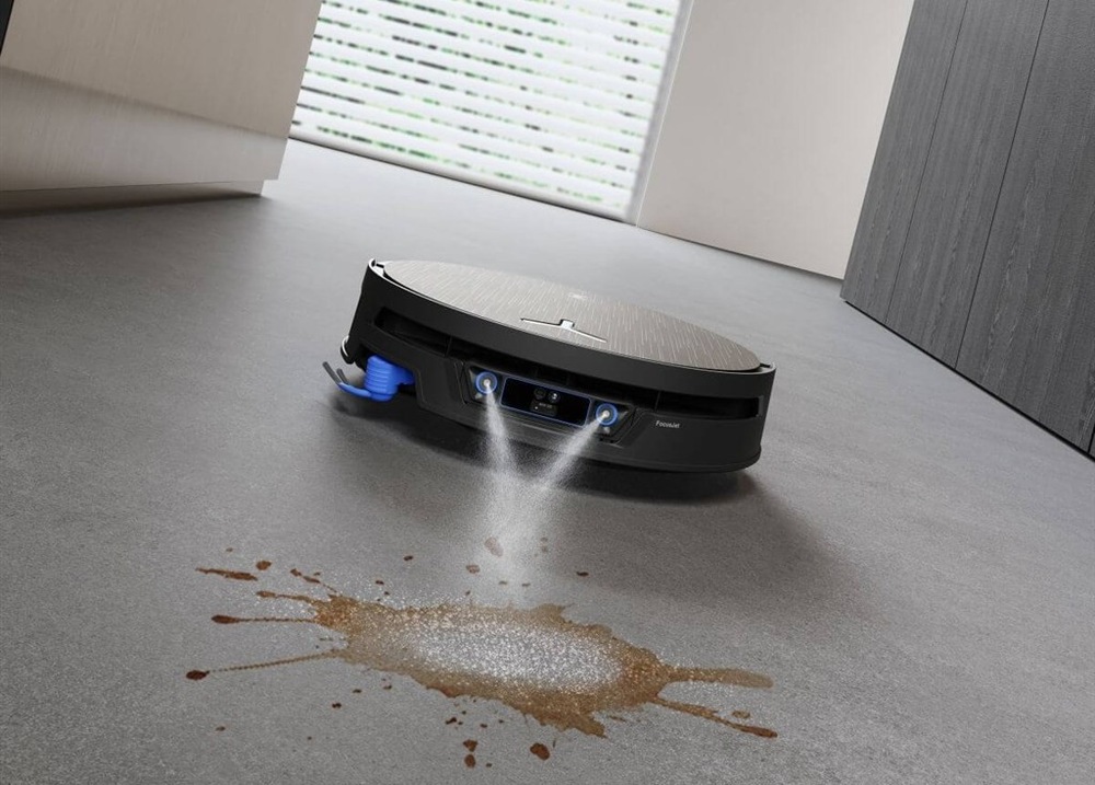 Robotický vysavač Ecovacs DEEBOT X12S OMNICYCLONE GOLD zlatý Robot zaznamenal větší nečistoty, takže na jejich čištění využije FocusJet. Nejprve je navlhčí a potom systematickými pohyby odstraní.