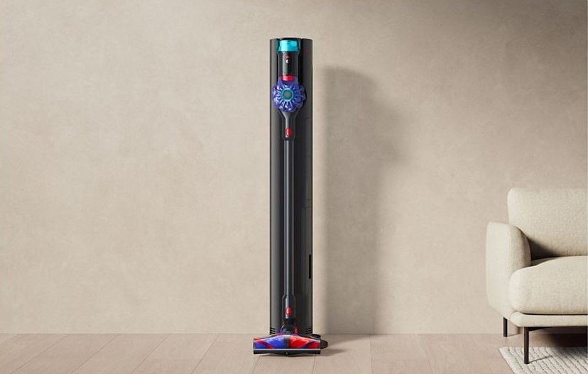 Tyčový vysavač Dyson V10 Konical + Auto Dok černý Dyson V10 Konical + Auto Dok je umístěn v obývacím pokoji u zdi