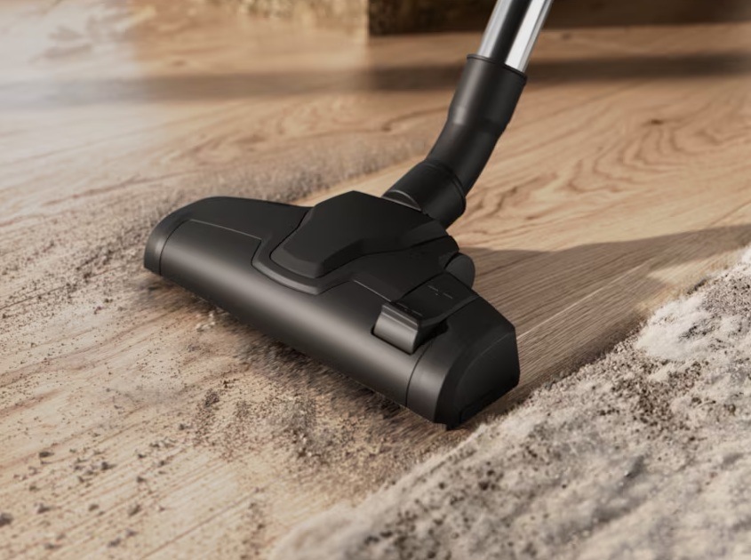 Podlahový vysavač Electrolux 300 EL31C1LDB modrý Hubice CombiFloor vysavače Electrolux EL31C1LDB série 300 vysává nečistoty z podlahy