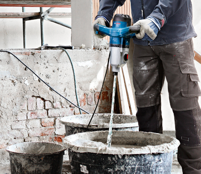 Bosch Professional GRW 140 při míchání stavební směsi v nádobě na stavbě