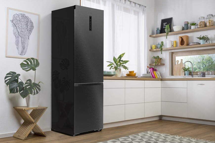 Kombinovaná chladnička Gorenje NRB620C61BX4WFE umístěna v moderní kuchyni.