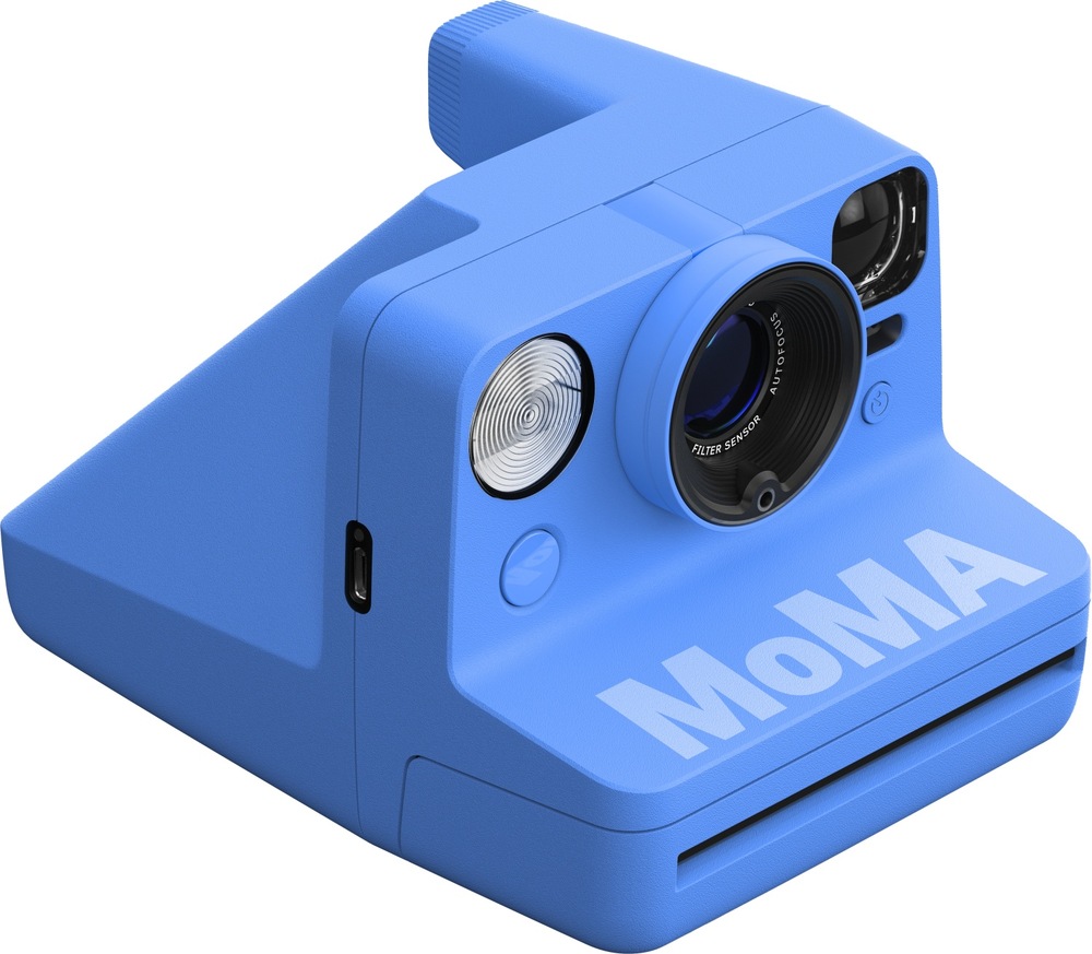 Fotoaparát Polaroid Now Gen 3 MoMa Edition mírně natočený vlevo s viditelným USB konektorem