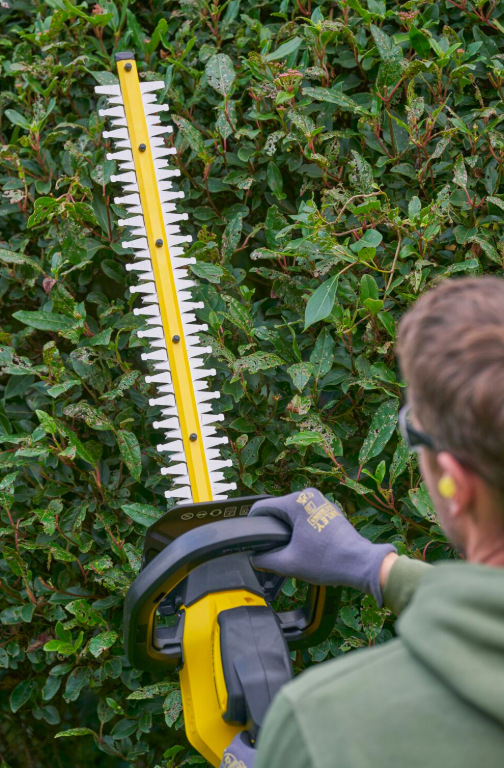 Detail lišty 55 cm nůžek Stanley FatMax SFMCHT655B-XJ při úpravě živého plotu