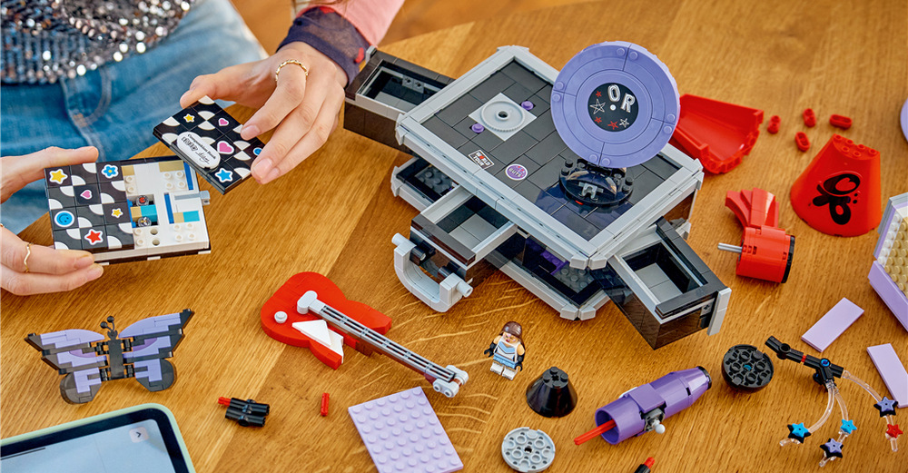 Aplikace LEGO Builder pomáhá školákům stavět 1 085 dílků a prohlížet si hotový model ze všech stran.