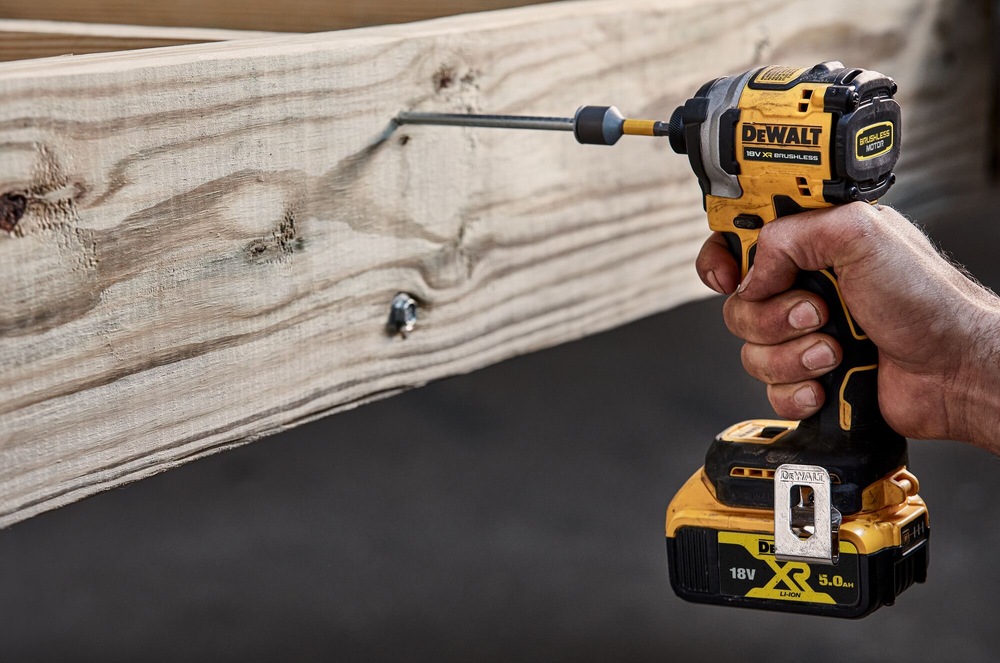 Rázový šroubovák Dewalt XR 18V DCF850NT (bez baterie) Rázový šroubovák Dewalt XR 18V DCF850NT (bez baterie)