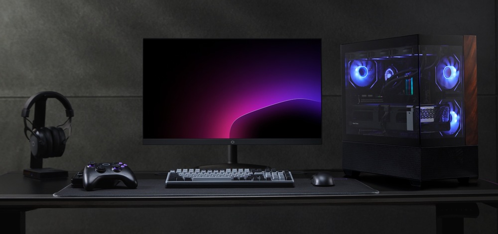 Case Cooler Master Elite 690 Wood černá Pohled na celou sestavu, v přítmí na stole včetně příslušenství.