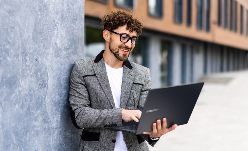 Muž pracující na lehkém laptopu Asus ExpertBook B3