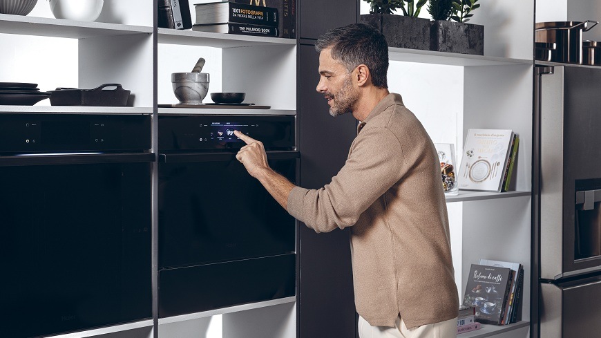 Mikrovlnná trouba Haier H4MWID69P6NQB černá/sklo muž ovládá mikrovlnnou troubu H4MWID69P6NQB pomocí displeje