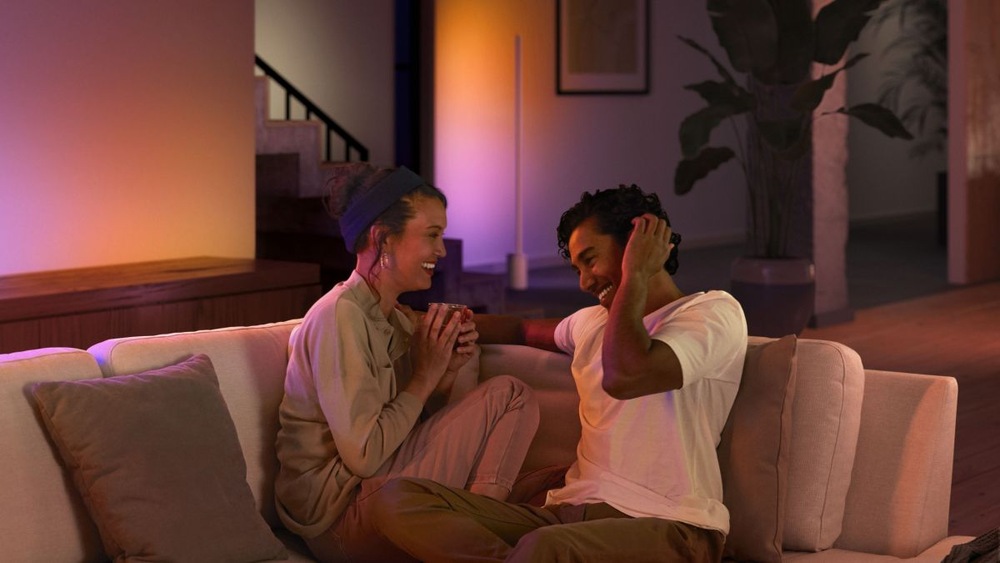 Stolní LED lampička Philips Hue Gradient Signe - dub