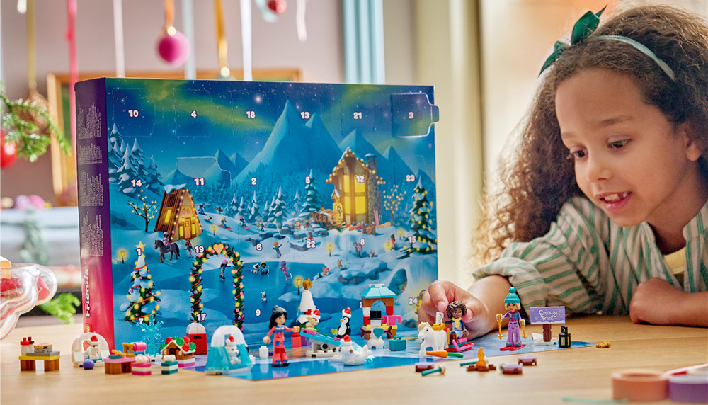 Stavebnice LEGO® Friends 42698 Adventní kalendář 2026 Jednotlivé modely a postavičky lze kombinovat s dalšími stavebnicemi LEGO Friends a pokračovat ve hraní.