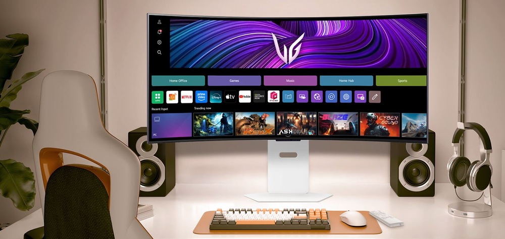 Herní monitor LG UltraGear 39GX90SA-W černý/bílý Moderní herní sestava se vyznačuje velkým zakřiveným monitorem zobrazujícím živé aplikace a hry. Elegantní odkládací plocha pro klávesnici a myš je umístěna na stole. Reproduktory a sluchátka dotvářejí pohlcující atmosféru.