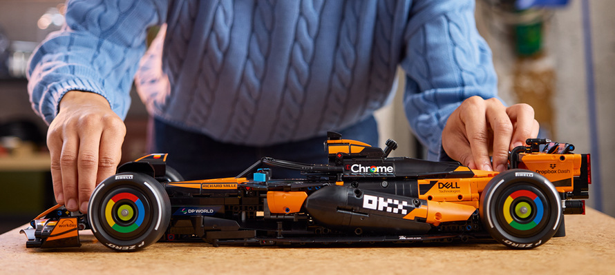 Stavebnice LEGO® Technic 42228 Auto McLaren MCL39 F1® Motor V6, dvoustupňová převodovka a aktivátor DRS přibližují technické prvky skutečného vozu F1.