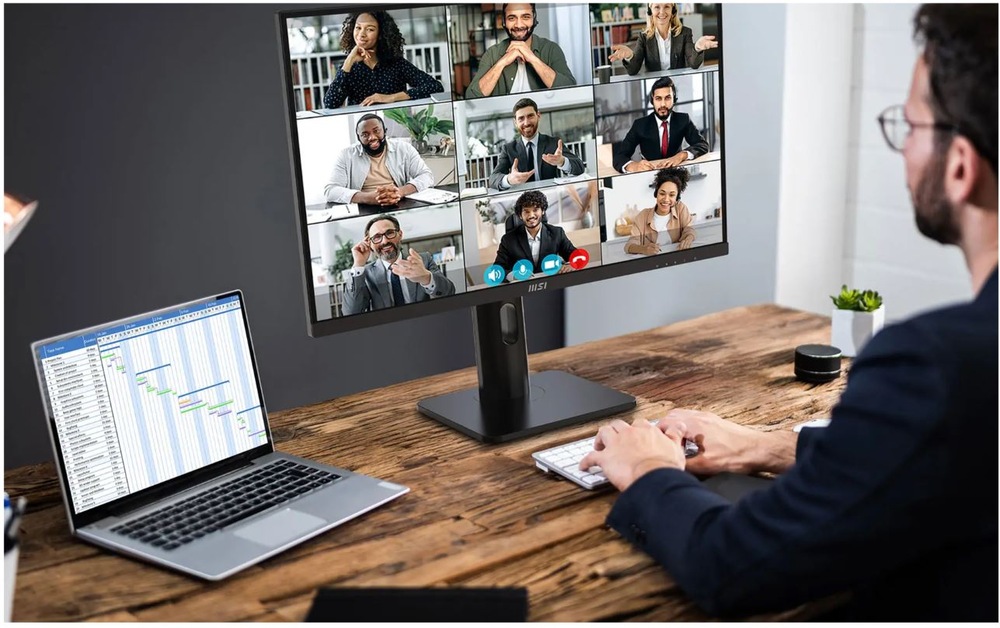 Monitor MSI PRO MP273UP E6 černý Monitor MSI PRO MP273UP E6 při videokonferenci a práci s notebookem