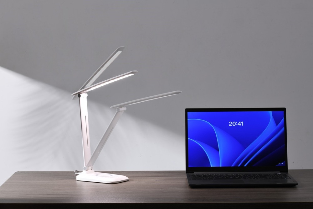 Stolní lampička IMMAX LUMI, Qi nabíjení, 7W, 300lm, stmívatelná bílá Lampa je vyrobena z odolného ABS plastu v elegantním bílém provedení.