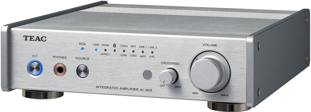  Pohled šikmo zepředu na zesilovač Teac AI-303 s intuitivním otočným ovladačem, ovládacími tlačítky a LED indikátory