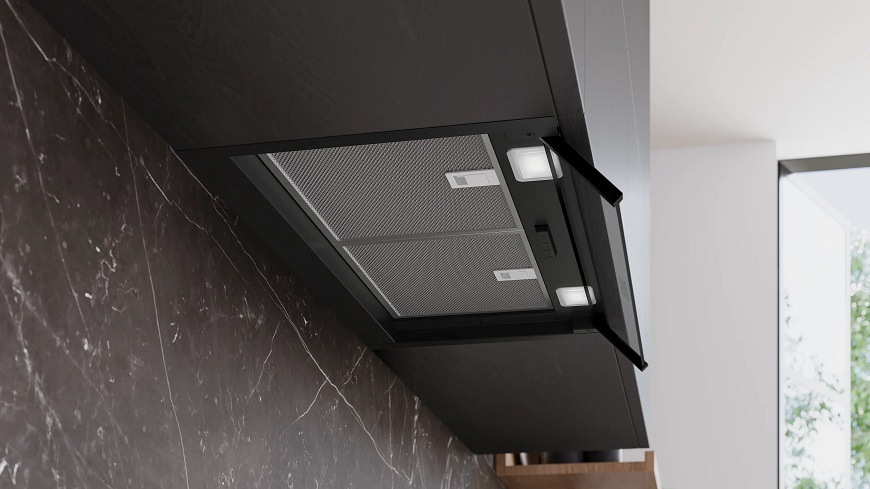 Odsavač par Siemens iQ300 LJ65BCC60 černý Spodní pohled na odsavač par Siemens LJ65BCC60 integrovaný do kuchyňske linky