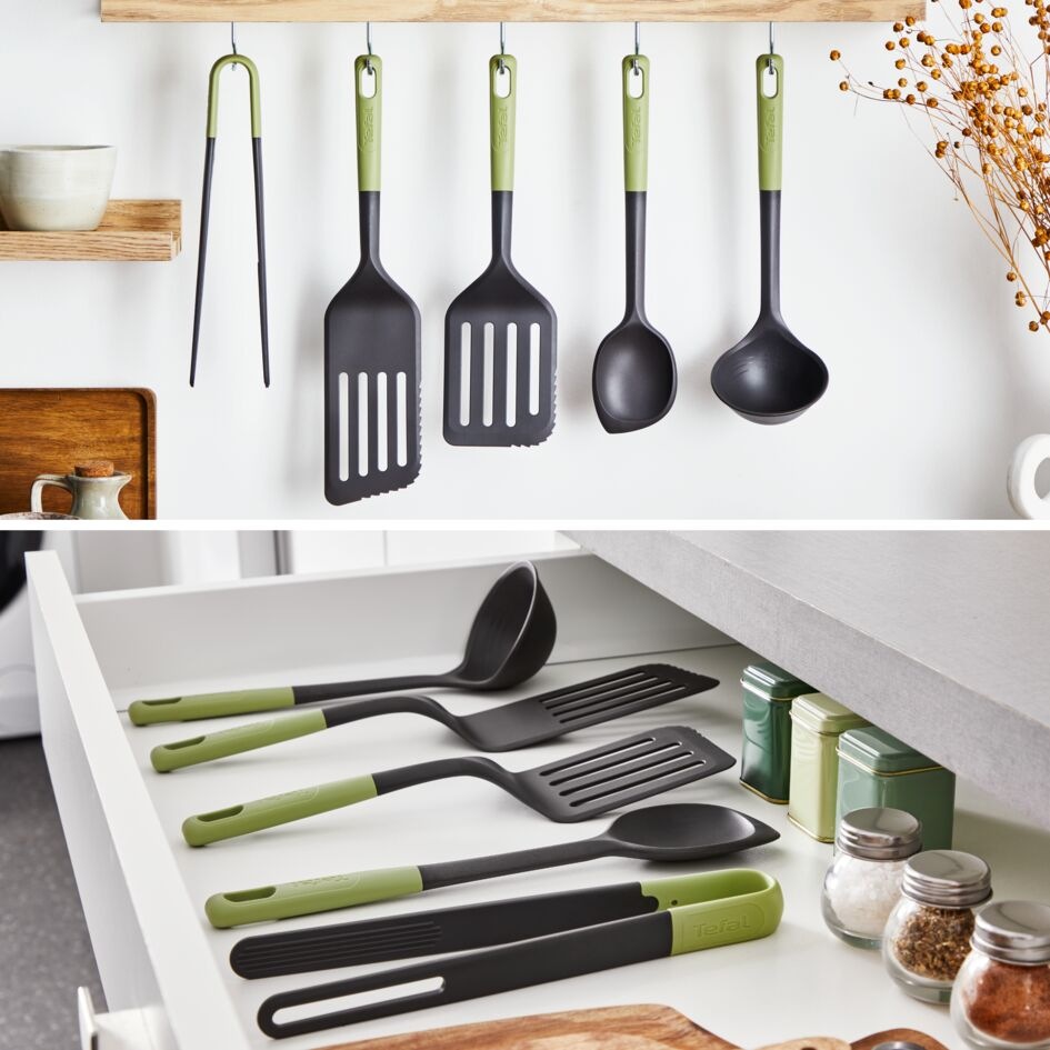Sada kuchyňského náčiní Tefal Essential K279S555, 5 ks plast Zavěšené náčiní Tefal Essential K279S555 na zdi a uložené v kuchyňské zásuvce