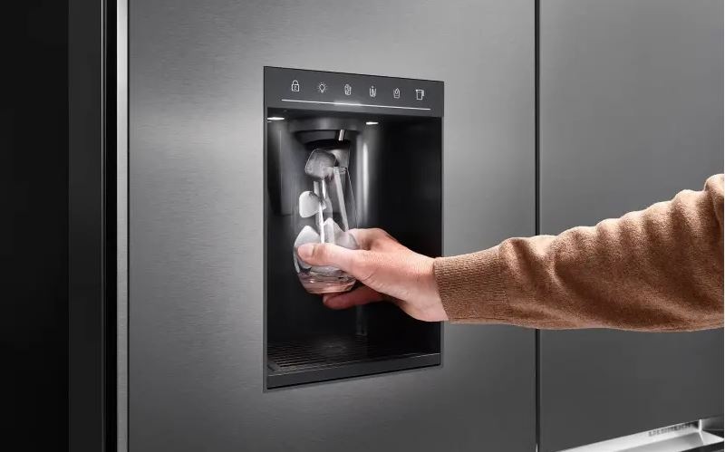 Na dveřích chladničky Liebherr MBsddi 9558 se nachází dávkovač vody a ledu 
