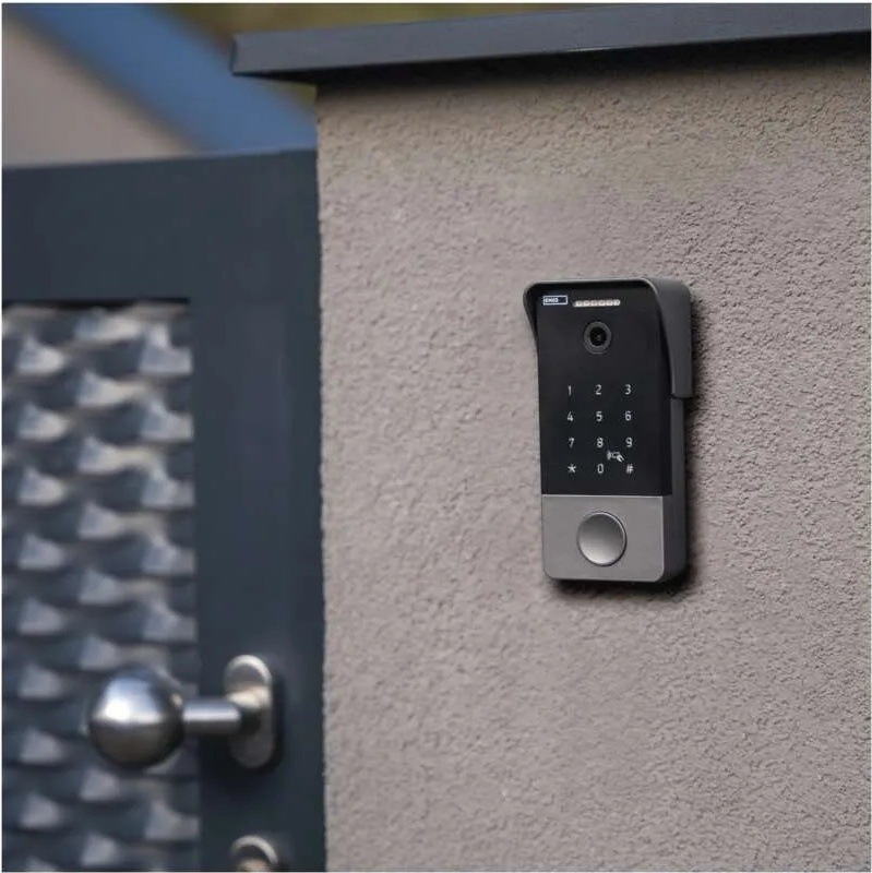 Videozvonek EMOS GOSMART IP-21PoE (keypad) šedý Videozvonek GoSmart IP-21 s kamerou a číselnou klávesnicí namontovaný na zdi u vstupní branky rodinného domu