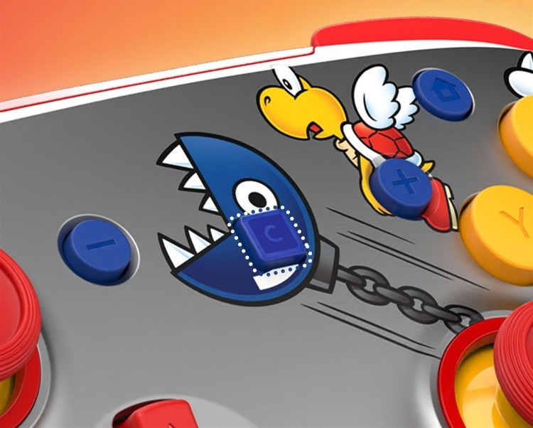 Gamepad Turtle Beach Rematch Wireless Koopa Troopa, NS2 červený Detail středové části gamepadu Turtle Beach Super Mario se zvýrazněným tlačítkem C.