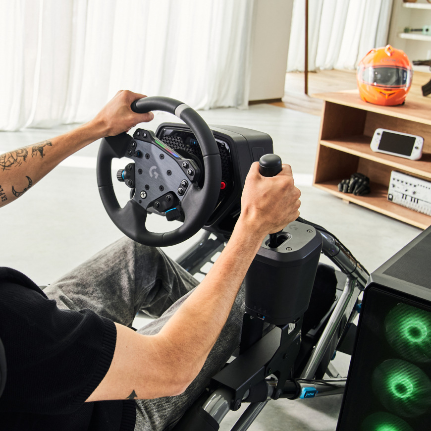 Logitech G RS Shifter & Handbrake používaný jako ruční brzda v závodním kokpitu