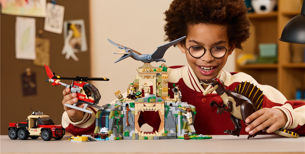 Stavebnice LEGO® Jurassic World 76976 Letecká mise se spinosaurem a quetzalcoatlem Chrám ukrývá pasti, padající sloupy i otevírací vodopád, které mohou průběh dobrodružství kdykoli změnit.