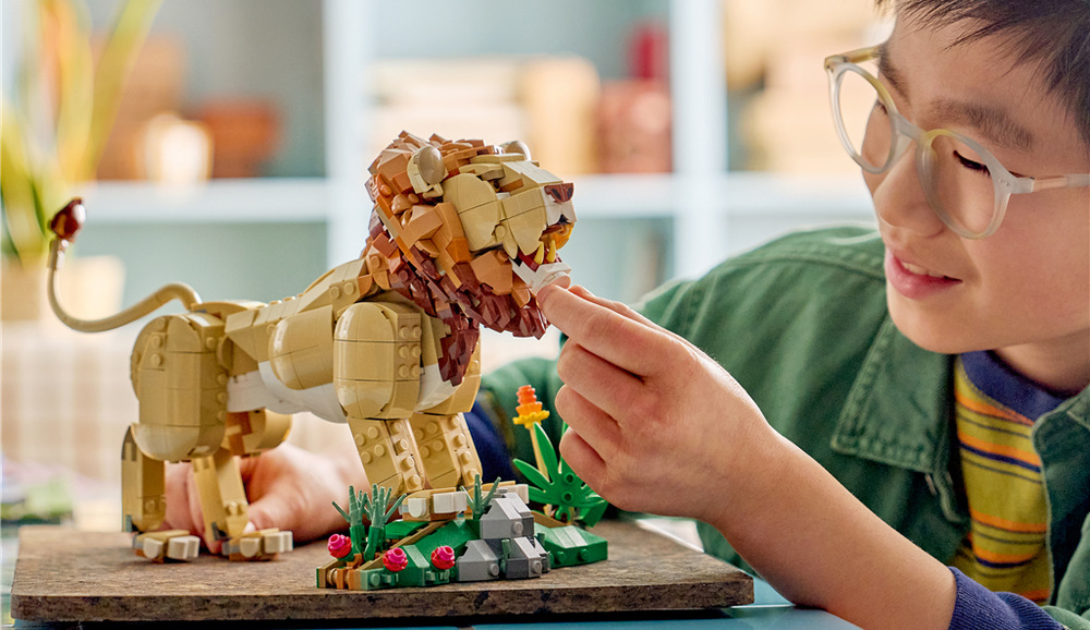 Stavebnice LEGO® Creator 3 v 1 31386 Divoká zvířata: Majestátní lev Pohyblivé části zvířat umožňují měnit jejich polohy a podporují dětskou kreativitu při hraní.