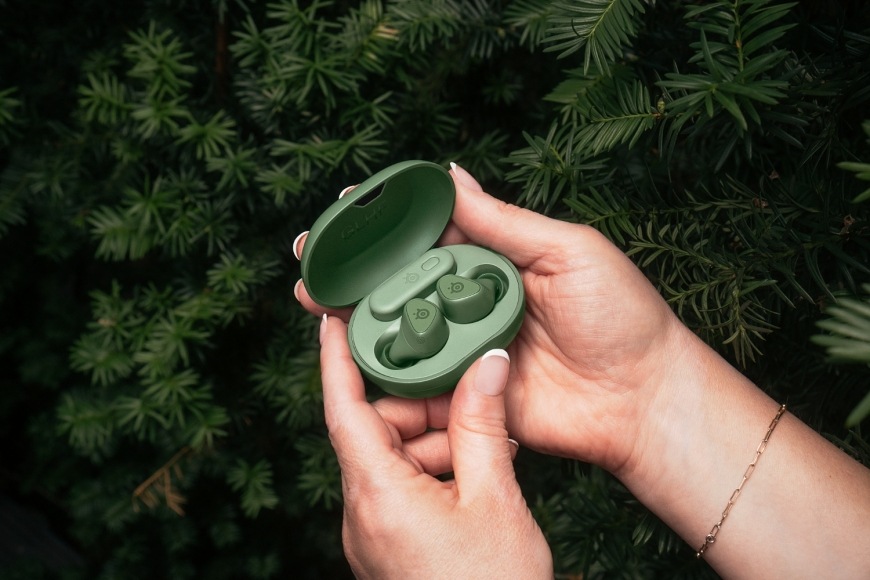 Otevřené nabíjecí pouzdro GameBuds Matcha se sluchátky a USB-C přijímačem v rukou