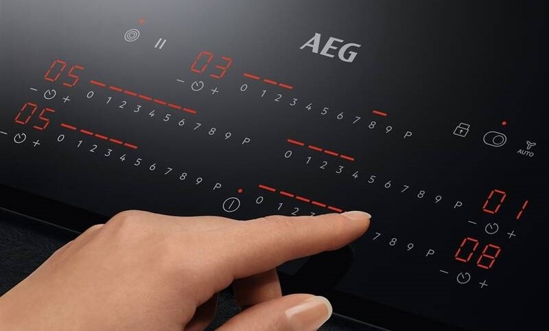 Sklokeramická varná deska AEG Mastery HRE95770FB černá Sklokeramická varná deska AEG Mastery HRE95770FB černá