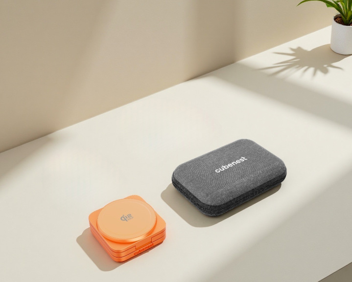 Bezdrátová nabíječka Cubenest SQ312 Ultra Qi2.2 3v1 s MagSafe oranžová Bezdrátová nabíječka Cubenest SQ312 Ultra složená vedle pevného cestovního pouzdra