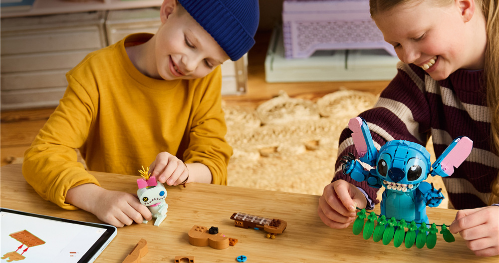 Stavebnice LEGO® │ Disney 43296 Stitch a Scrump Stavění 713 dílků zabaví děti od 9 let a hotový model mohou využít při hraní nebo jako barevnou dekoraci.