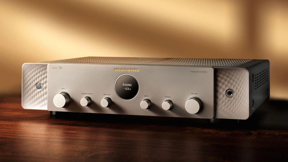 Detail čelního panelu zesilovače Marantz MODEL 70 se symetrickými ovladači a kruhovým displejem