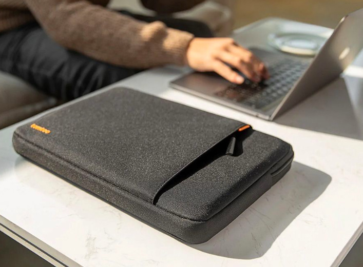 Pouzdro na notebook tomtoc Sleeve na 16" MacBook Pro a 15" MacBook Pro Retina - černé