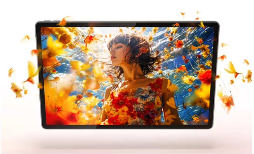 Žena s barevným pozadím na obrazovce tabletu Lenovo
