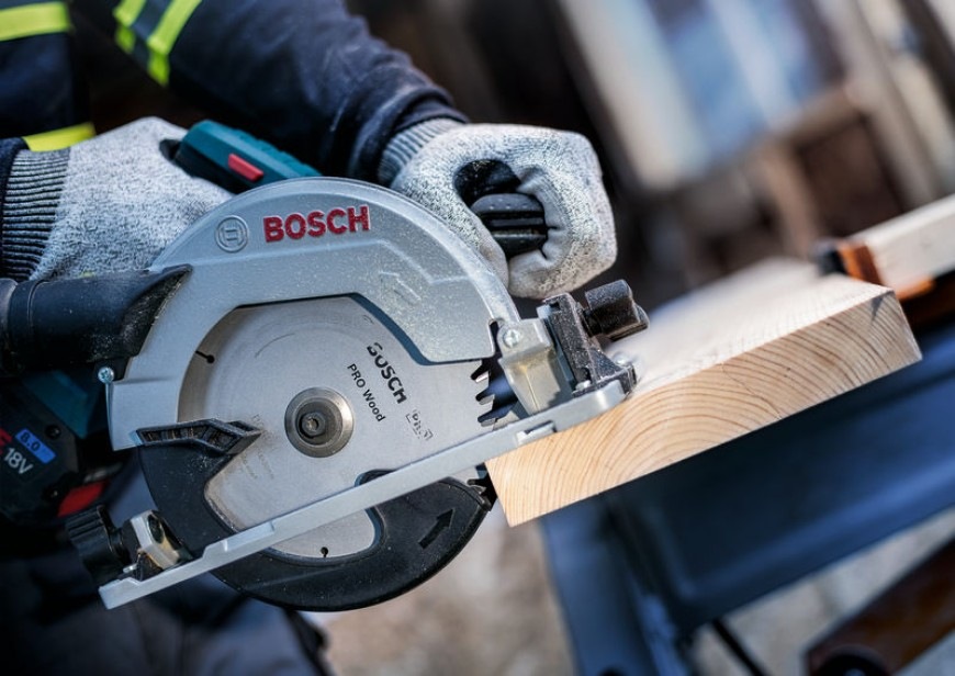 Pilový kotouč Bosch PRO 2.608.837.684 instalovaný v akumulátorové okružní pile