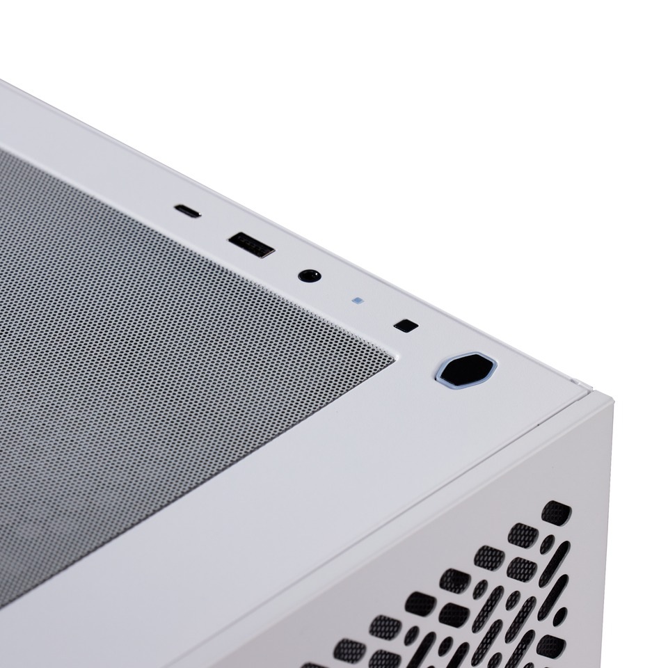 Bílá skříň počítače se síťovanou horní částí, vybavená tlačítkem napájení, USB porty a ventilačními otvory.