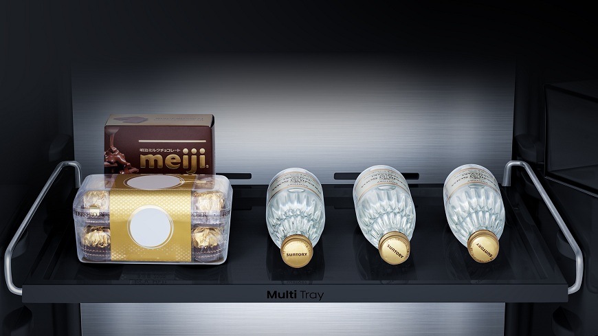 police multi tray, na které jsou lahve a sladkosti
