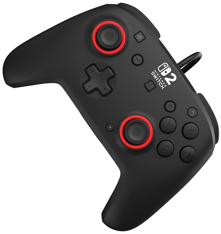Na obrázku je černý drátový gamepad Turtle Beach Rematch Wired pro Nintendo Switch 2 z horního šikmého pohledu. Má dvě analogové páčky s červenými světelnými kroužky, směrový kříž, čtyři hlavní tlačítka a několik menších ovládacích tlačítek uprostřed. Na těle je bílé logo Nintendo Switch 2 a z horní části vede připojovací kabel.
