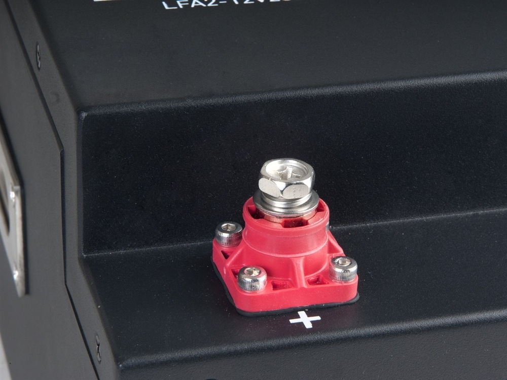 Detail kladného konektoru M8 na akumulátoru A2D2 LiFePO4 12,8 V 230 Ah.