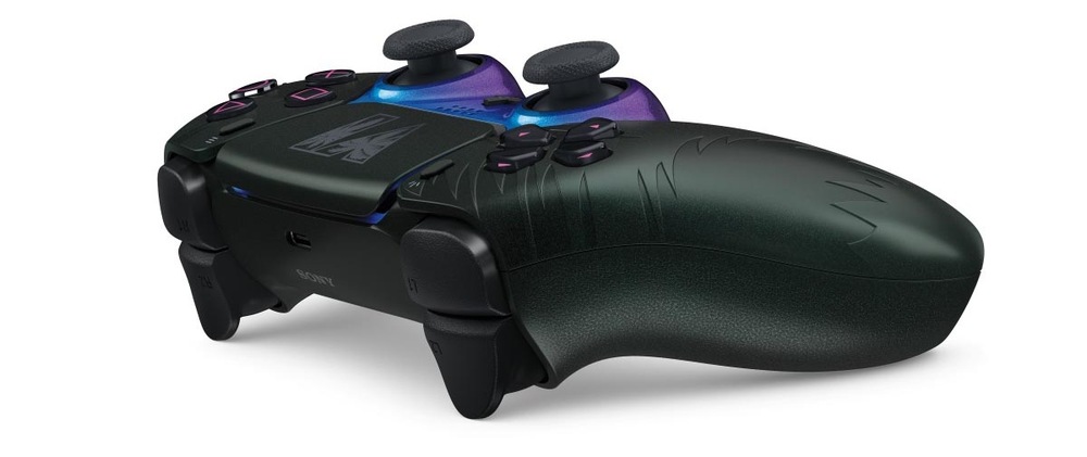 Záběr z boku na ovladač DualSense ve speciálním designu ze hry Grand Theft Auto VI.